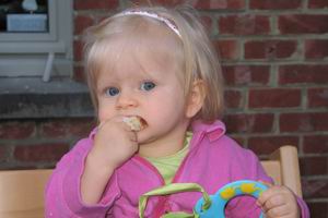 Liene eet een broodje