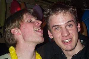 Bart likt het oor van Vini