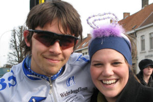 Kim en plaatselijke coureur